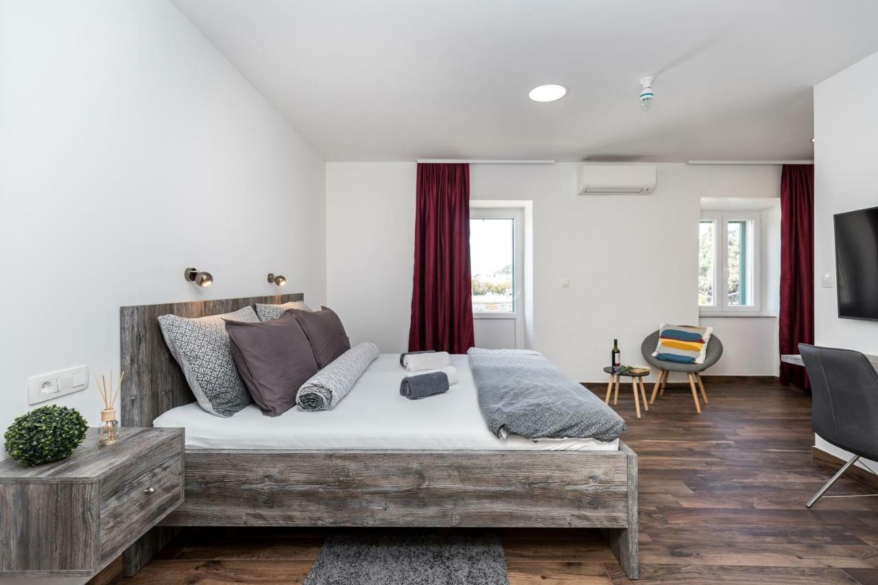Apinelo Port Rooms สปลิท ภายนอก รูปภาพ